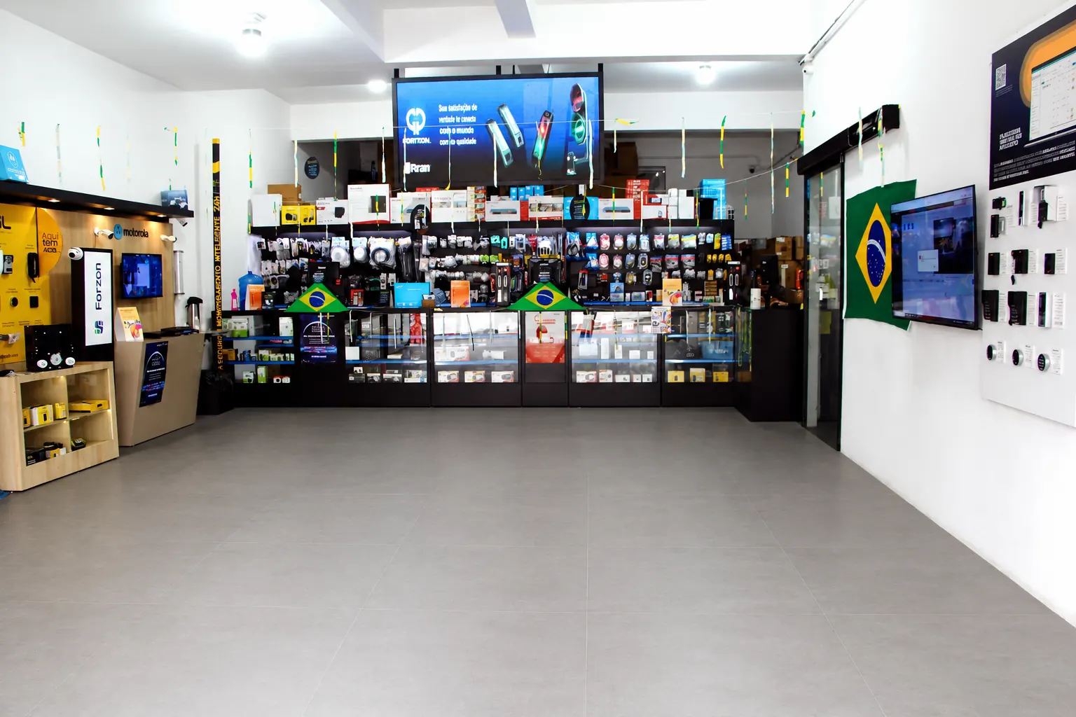 Área interna ampla da loja Forzon com showroom, vitrines e produtos em pronta entrega