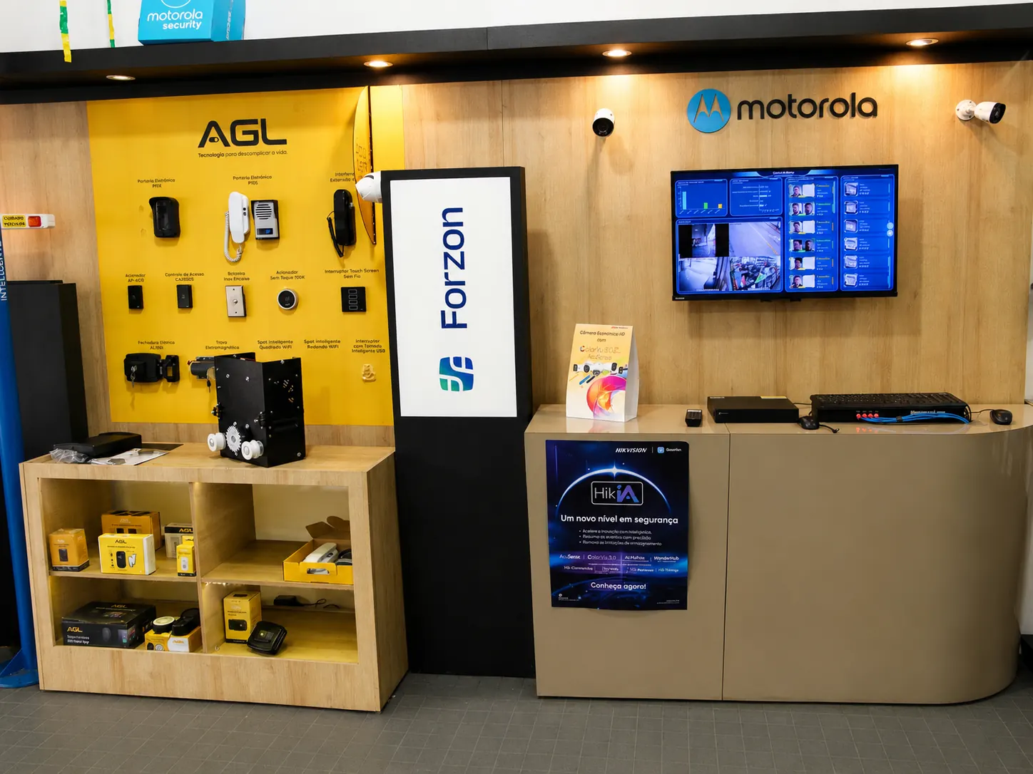 Showroom Forzon com soluções AGL, Motorola e equipamentos de segurança eletrônica
