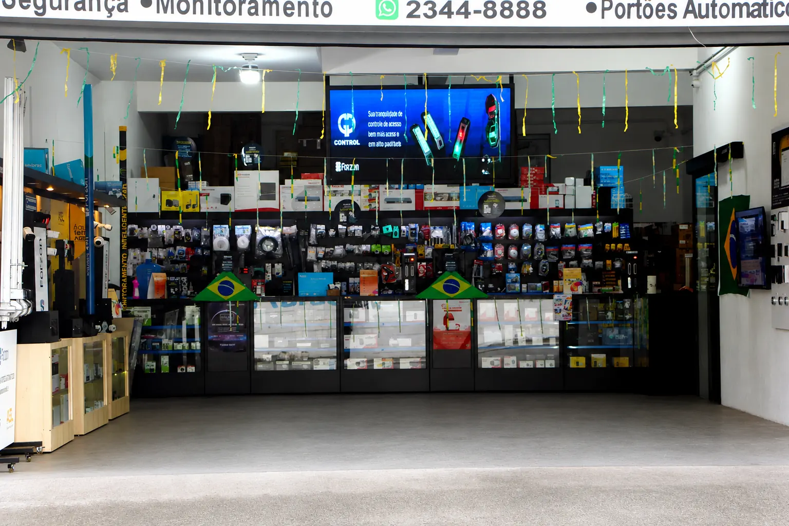 Interior da loja Forzon com vitrines, estoque e soluções para segurança eletrônica