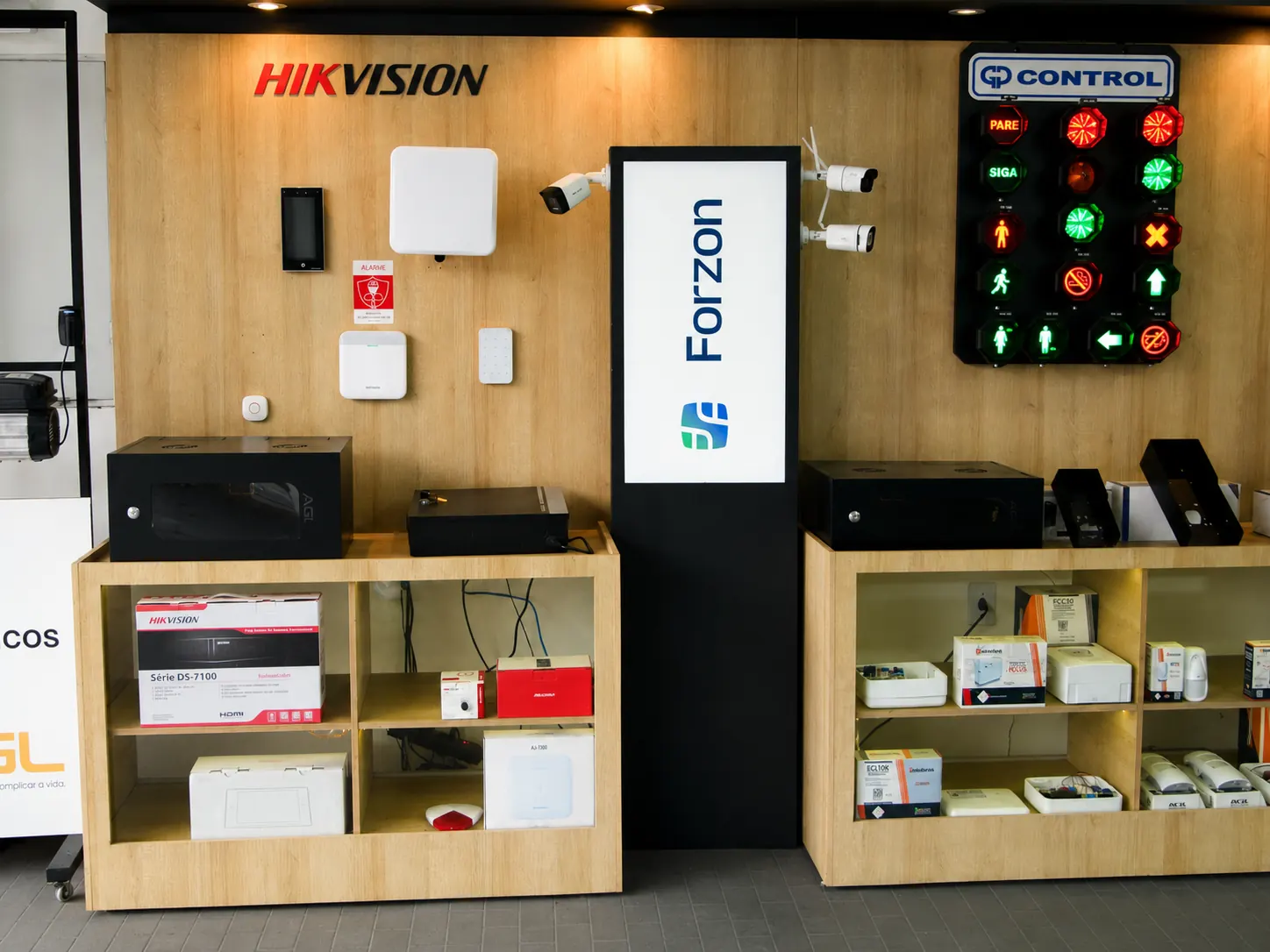 Showroom Hikvision e GP Control com produtos profissionais na Forzon